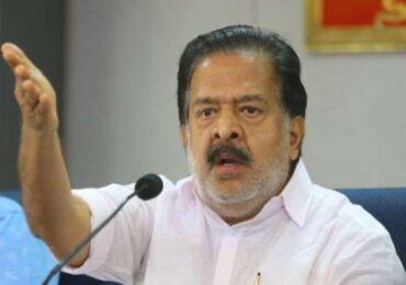 ഐഫോൺ വിവാദം രമേശ് ചെന്നിത്തല ഡി ജി പി ക്ക് പരാതി നൽകി