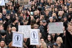 കോവിഡ് മാനദണ്ഡം പാലിക്കാതെ പോളണ്ടിൽ വനിതകളുടെ പ്രക്ഷോഭം