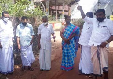 ഗതാഗത യോഗ്യമല്ലാത്ത റോഡിൽ തേങ്ങയുടച്ച് ശാപമോക്ഷം വരുത്തി സ്ഥാനാർത്ഥികളുടെ പ്രതിഷേധം