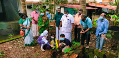 കോവിഡിൽ പൊലിഞ്ഞ ജീവിതങ്ങൾക്ക് സ്മരണാഞ്ജലിയായി വൃക്ഷത്തൈകൾ നട്ടു
