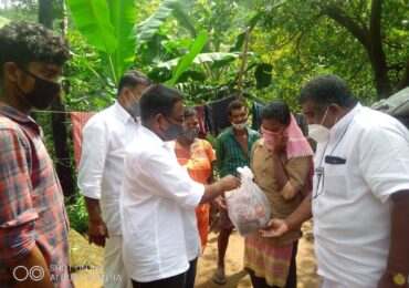 ആദിവാസി കോളനിയിൽ വസ്ത്രവും ഭക്ഷ്യധാന്യ കിറ്റും നൽകി