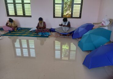 കോവിഡ് :അതിജീവന പ്രധിസന്ധിക്ക് പരിഹാരമായി കാർത്തുമ്പി കുടനിർമാണം