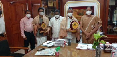 സ്വരാജ് പുരസ്കാരം നൽകി