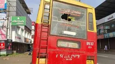 മദ്യത്തിന് നികുതി നല്‍കിയതിനാല്‍ ടിക്കറ്റ് എടുക്കില്ലെന്ന് വാദം; കല്ലേറില്‍ കണ്ടക്ടര്‍ക്ക് പരിക്ക്